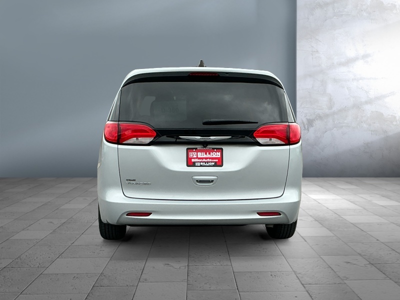 2023 Chrysler Voyager