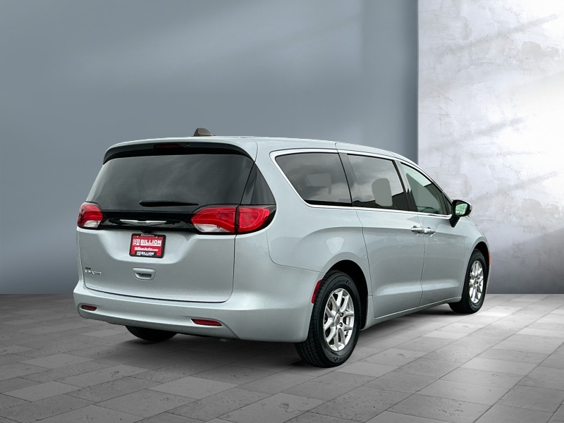 2023 Chrysler Voyager
