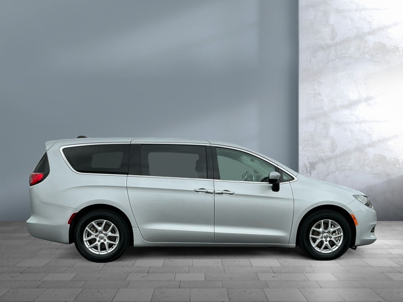 2023 Chrysler Voyager