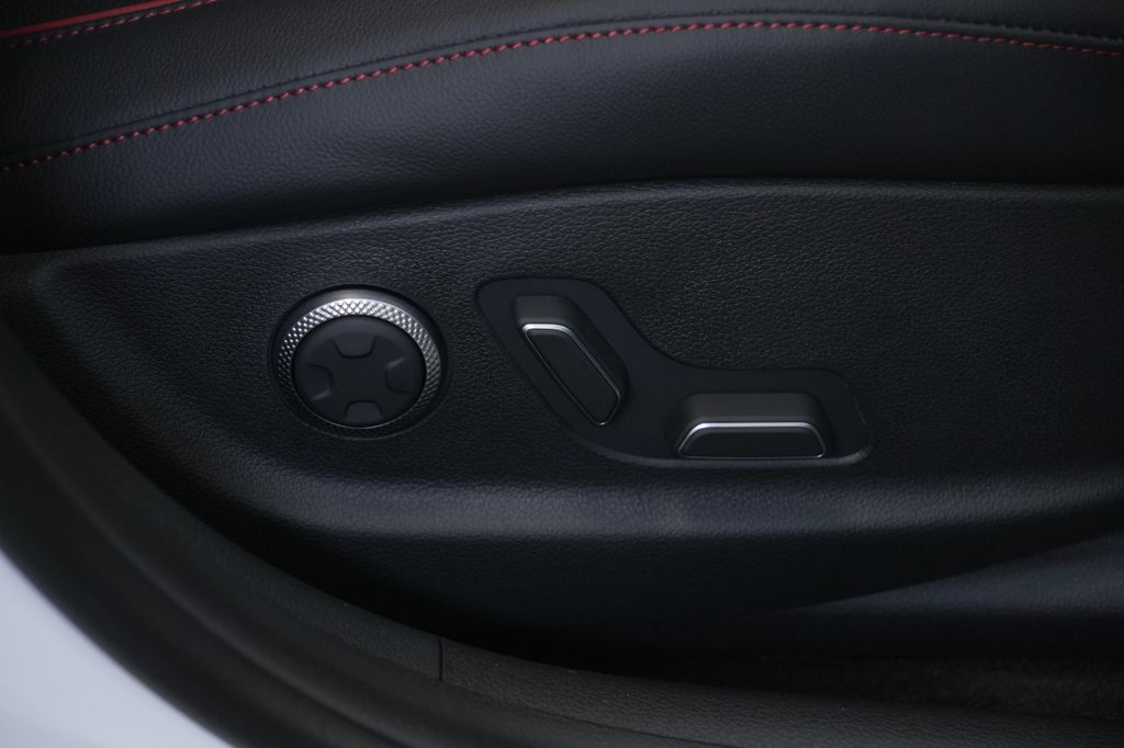 2025 Genesis G80